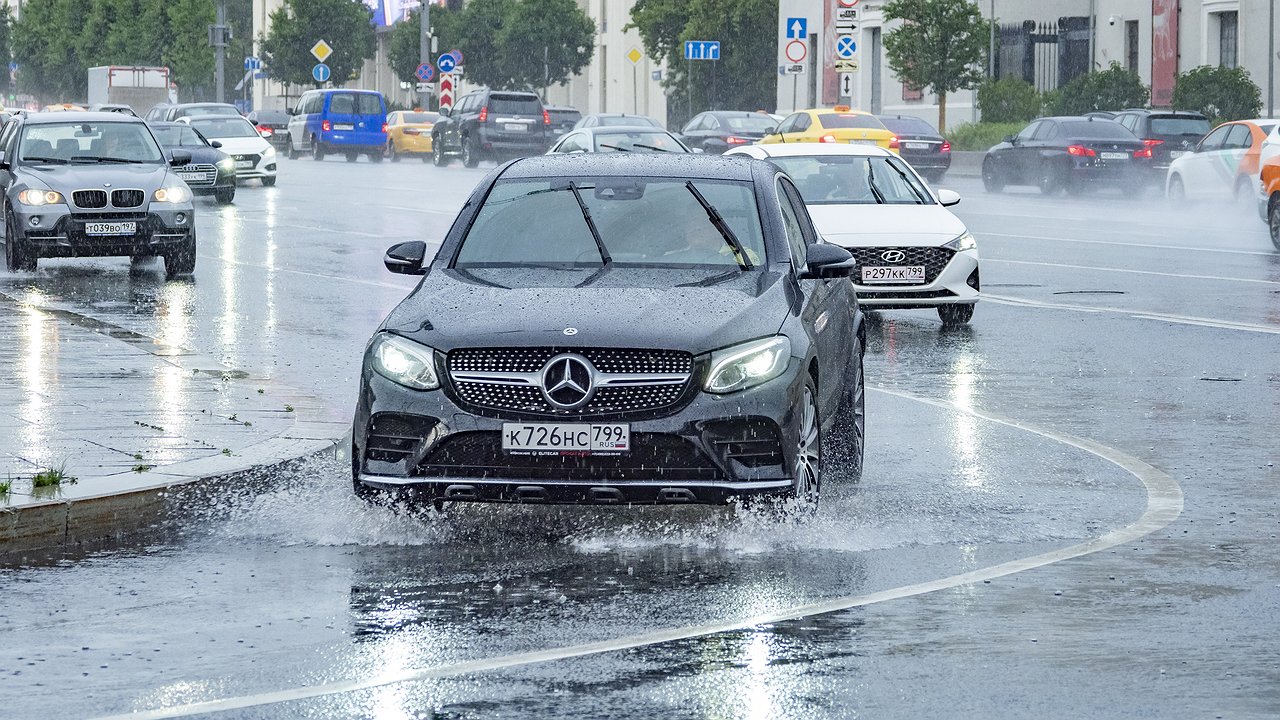 What should the driver not do during heavy rainfall?