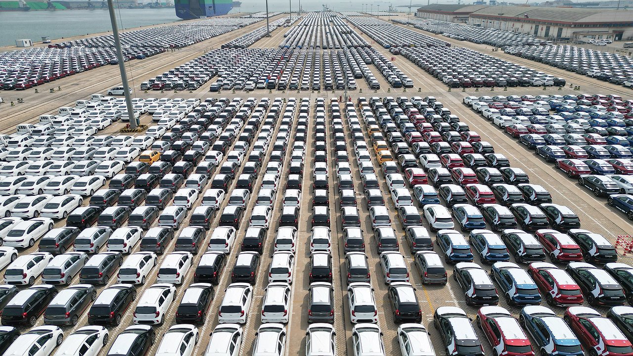 Exploitation of imports: car dealers assessed the magnitude of the impending price increase for foreign cars