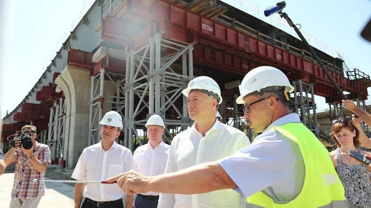 In Russia, 140,000 km of roads must be built and repaired in five years