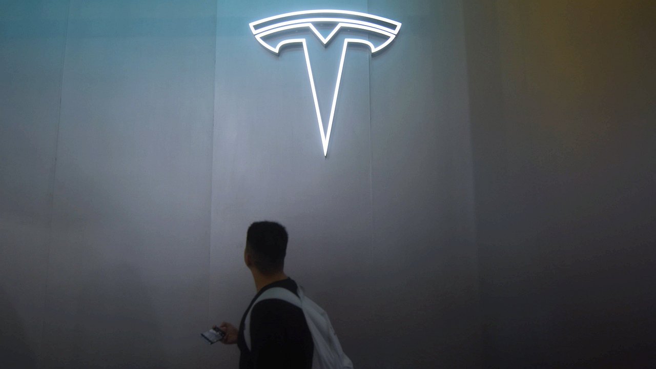 Elon Musk lost .4 billion in Tesla stock in just one day