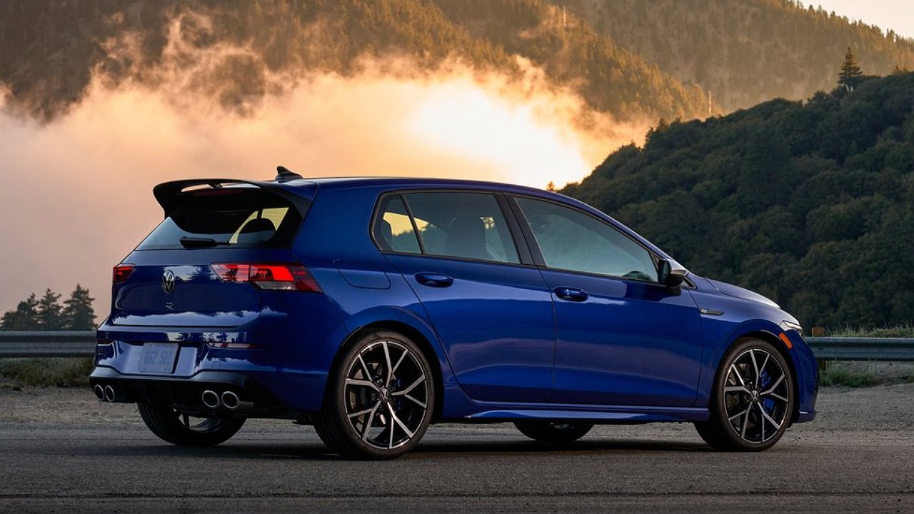 Impressive power and a shocking price: Volkswagen Golf R has arrived in Russia