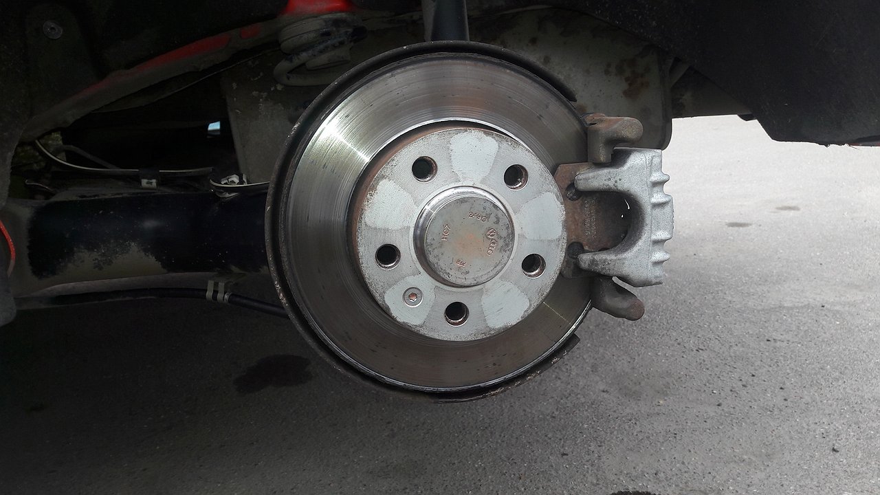 Why do advanced drivers put thermal grease on rims?