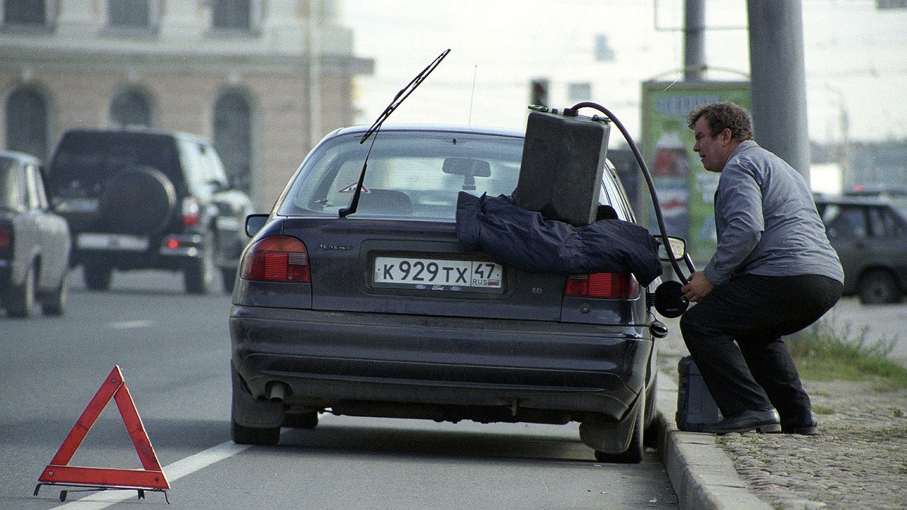 How cunning traffic police “breed” drivers for a can of gasoline in the trunk