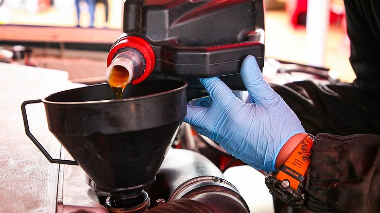 Why do experienced motorists pour paint remover into the engine