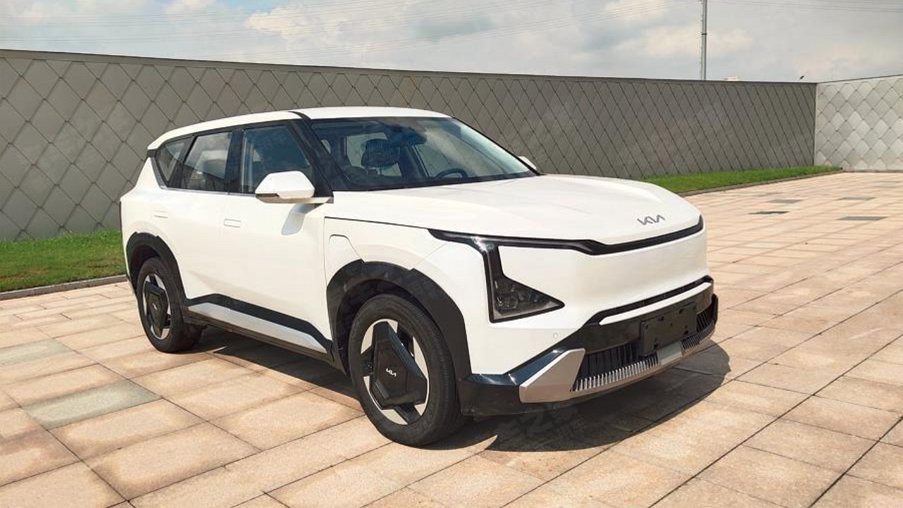 Photos of the serial Kia EV5 crossover appeared on the Internet