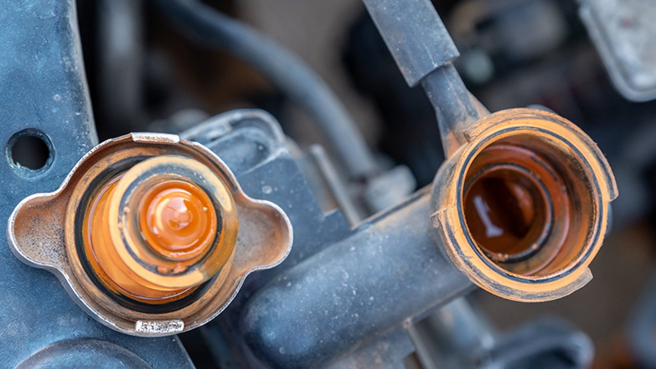 How to use household stain remover to clean car cooling system