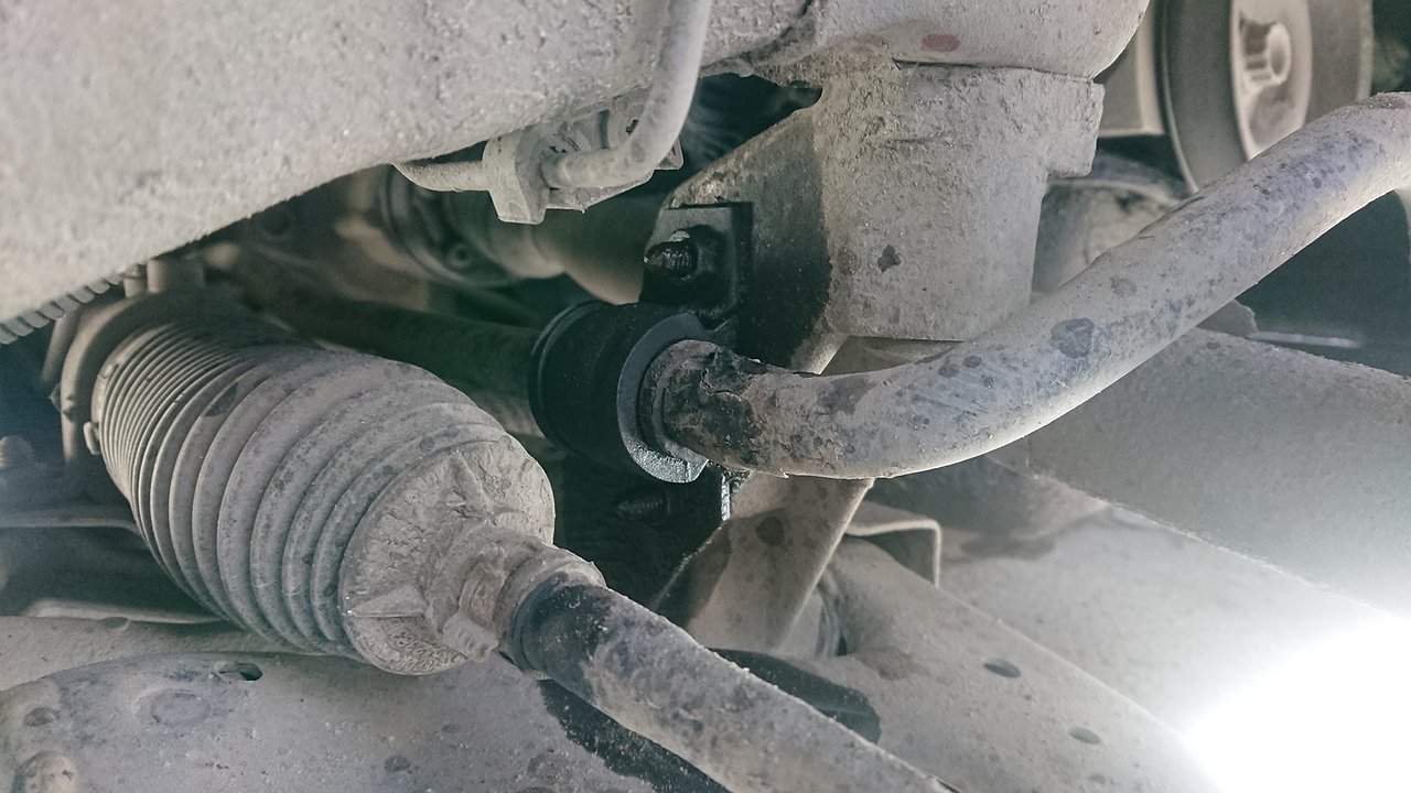 Why does the stabilizer start to rattle after a visit to the service