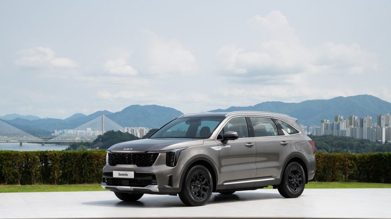 In Korea, a restyled crossover presented Kia Sorento