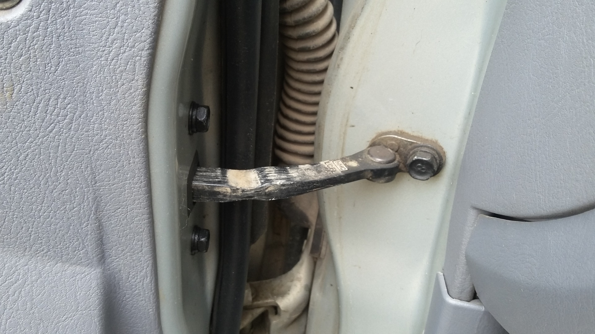 Открыватель дверей в машине. Ограничитель двери акцент. Скрипит дверь при открывании. Wd 40 от скрипа дверей. Скрипит дверь при открывании.