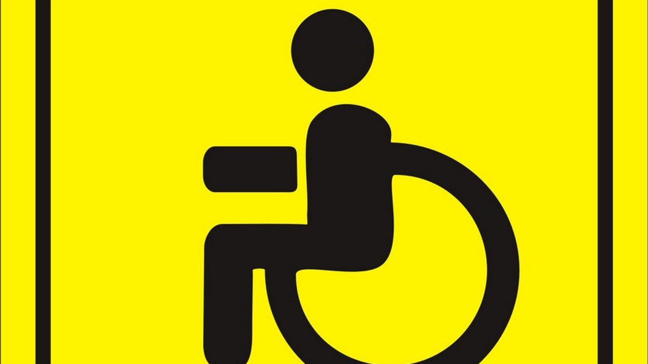 Wheelchair space: is it possible to park if there is a marking but no sign