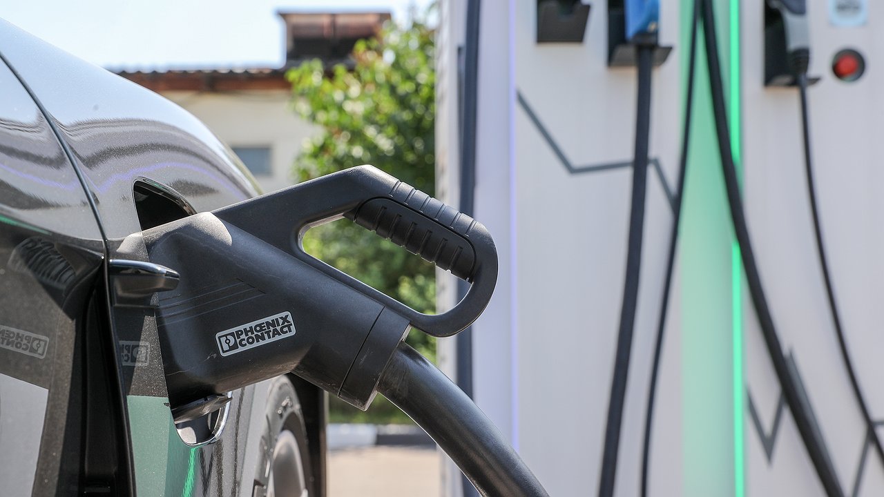 Gas station owners must install electrical car outlets