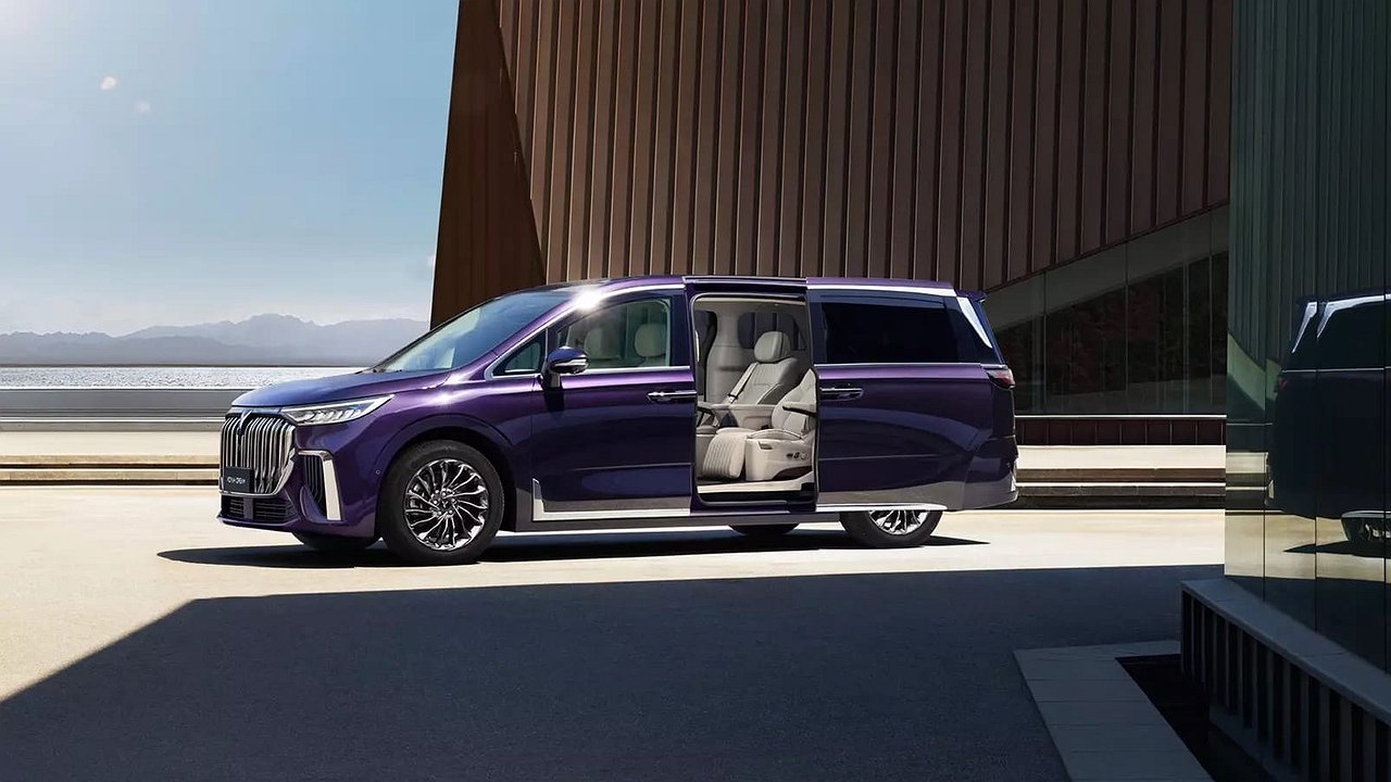 The Voyah Dream minivan now understands Russian better