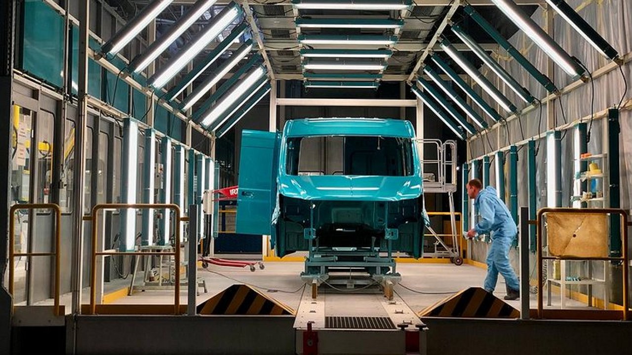 Russian car manufacturers are trying to take workers from the former Volkswagen factory
