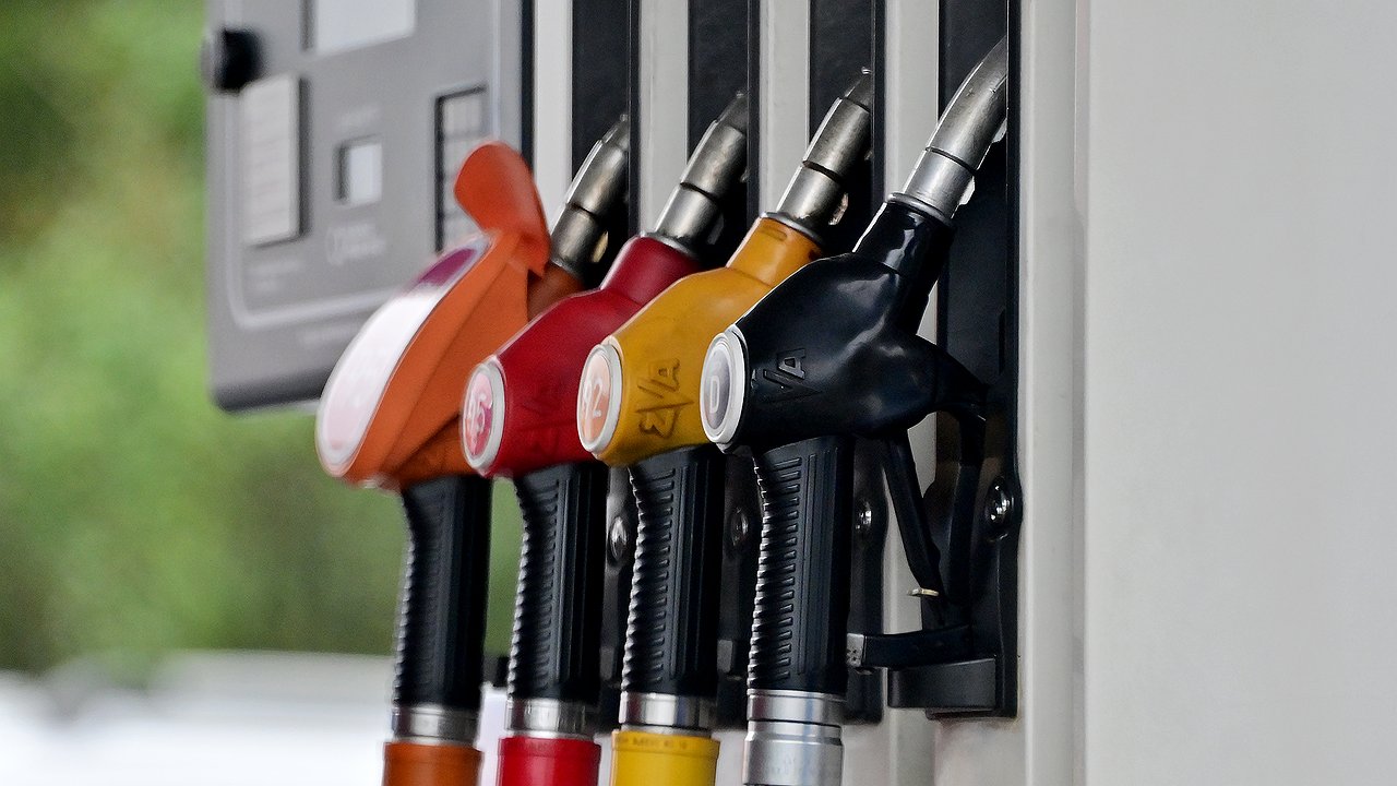 Gasoline is rapidly rising in price, AVTOVAZ is expanding its range and the authorities are ruining drivers: results of the week
