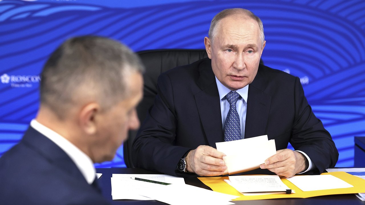Why President Vladimir Putin cannot transfer officials to Russian cars