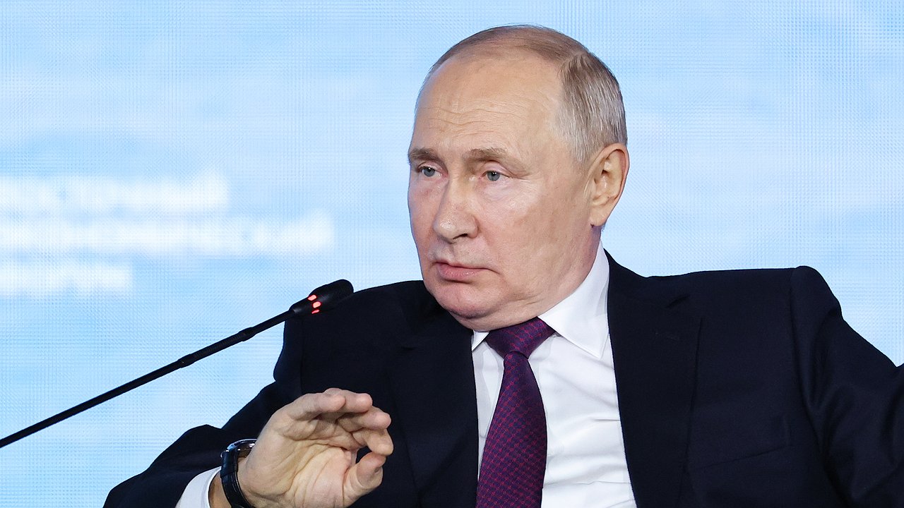 How gasoline dealers shamelessly set up Russian President Vladimir Putin