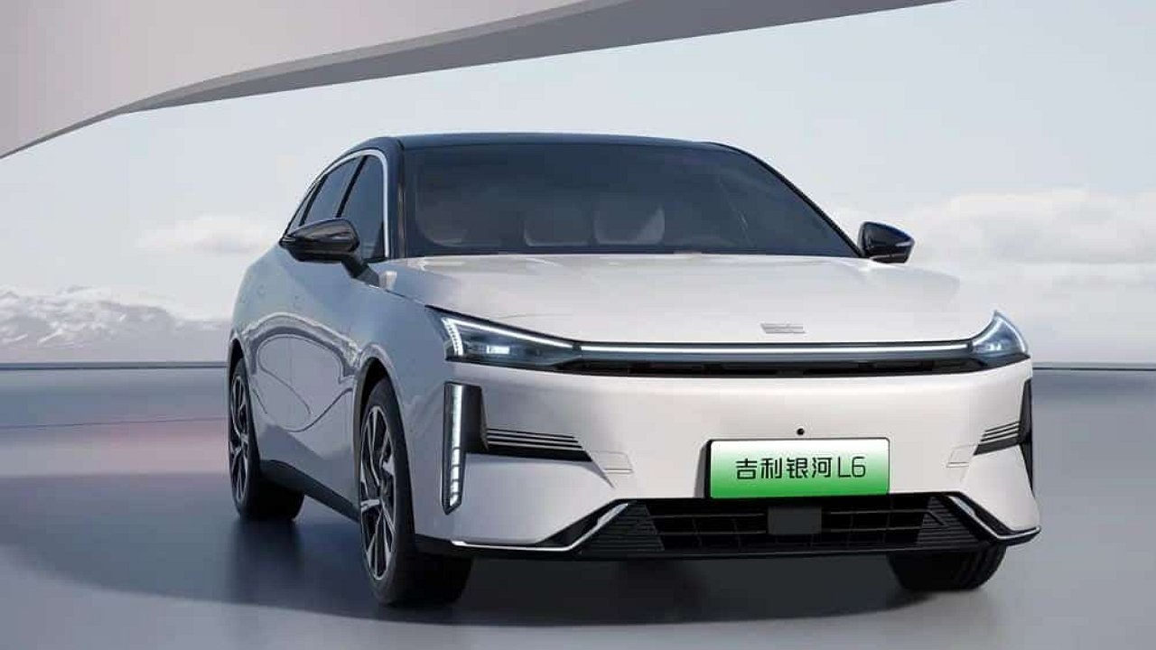 “Live” hybrid sedans Geely Galaxy L6 appeared in car showrooms