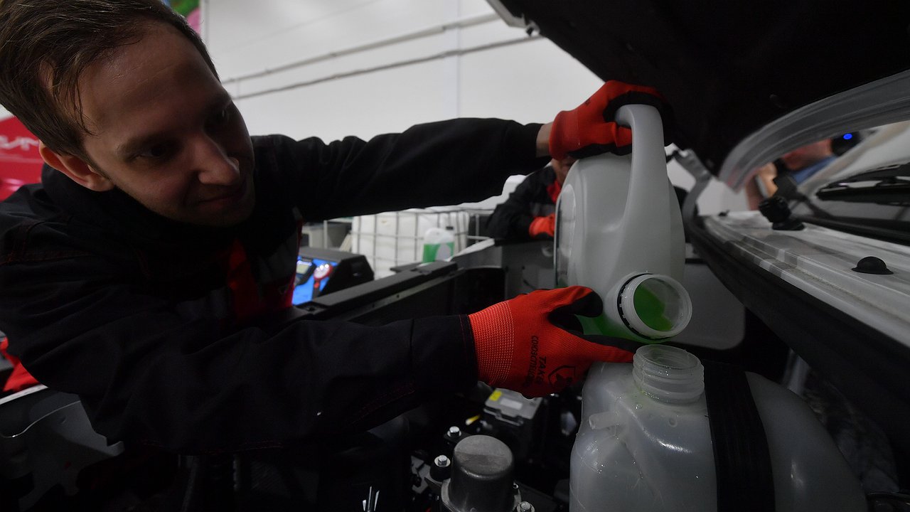 Why you can’t pour antifreeze into the expansion tank of a car
