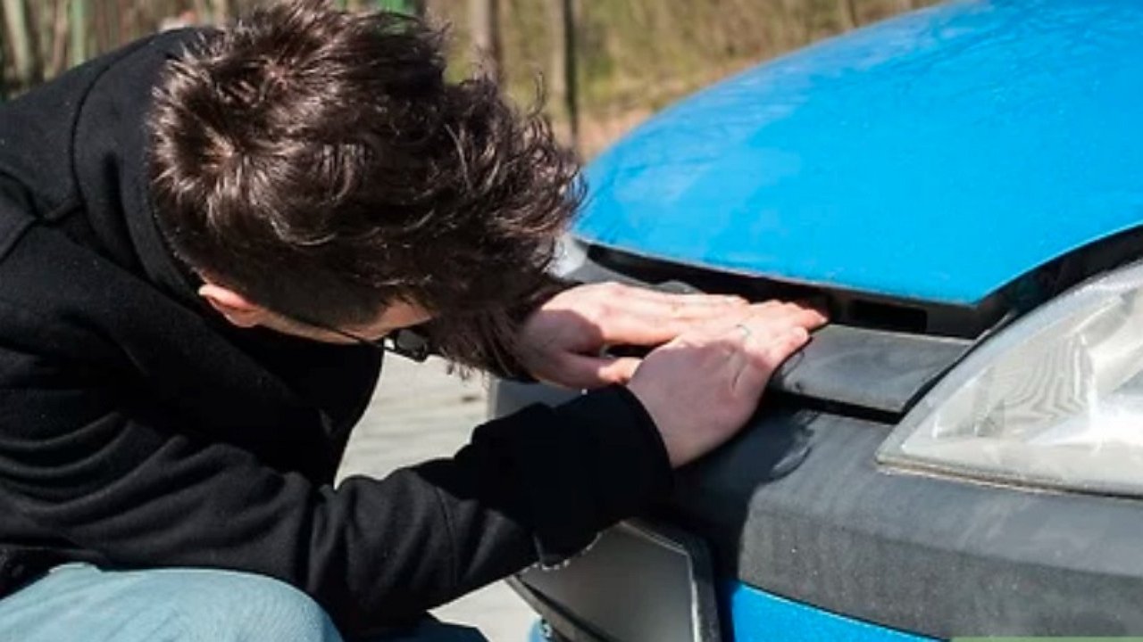 What you can do yourself to prevent the hood lock of your car from sticking