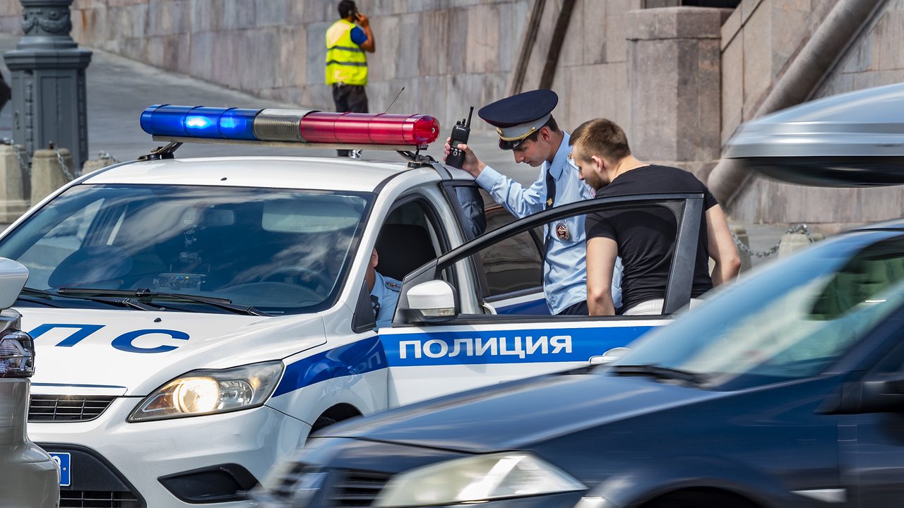 What to do if a traffic officer takes too long to check documents
