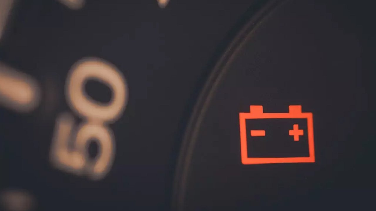 New Year’s Garland: Why the Battery Icon is Flashing on the Dashboard