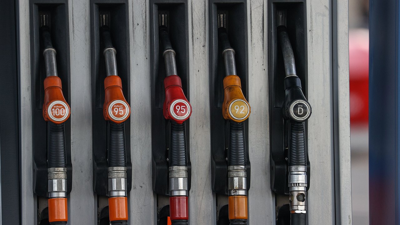 The government lowered prices at gas stations with a ban on gasoline exports