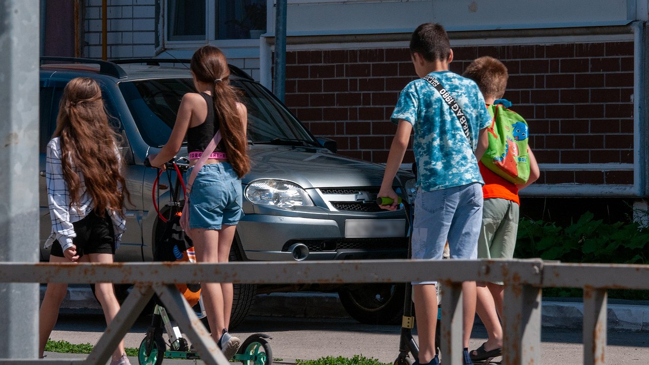 Why did schoolchildren start taking pictures of other people’s cars in their yards?
