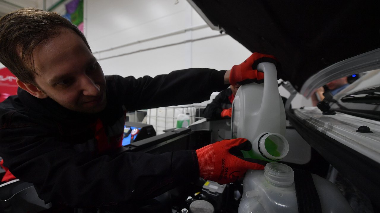 Why did seasoned Soviet drivers pour sugar into the engine cooling system?