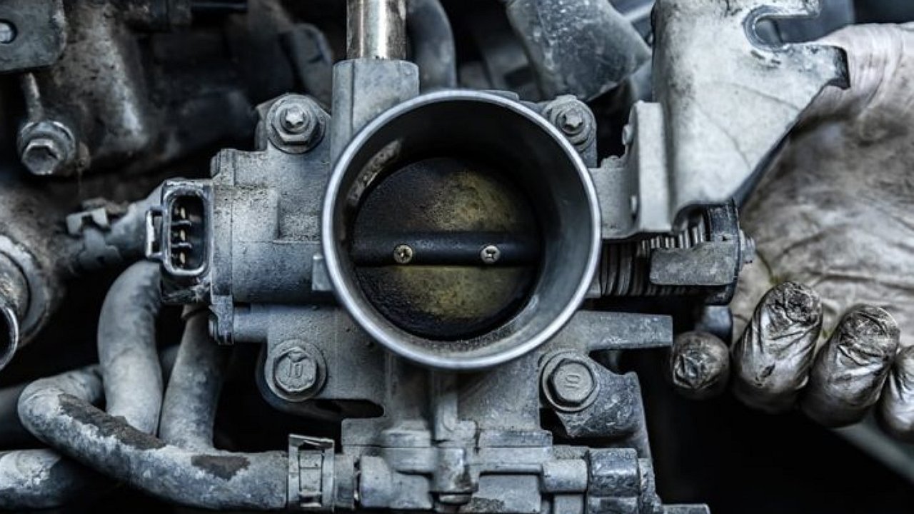 To clean or not: how competent car mechanics recommend maintaining the throttle body