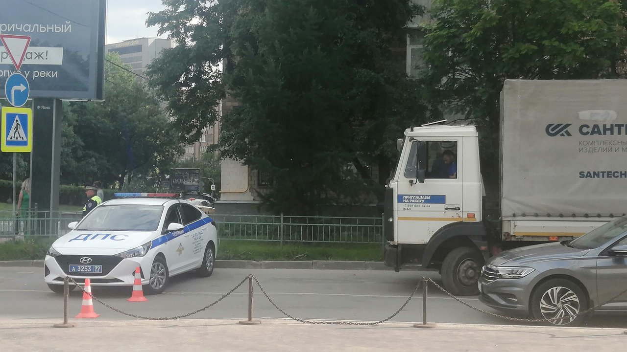 What rules for checking car owners do traffic police officers break with particular cynicism?