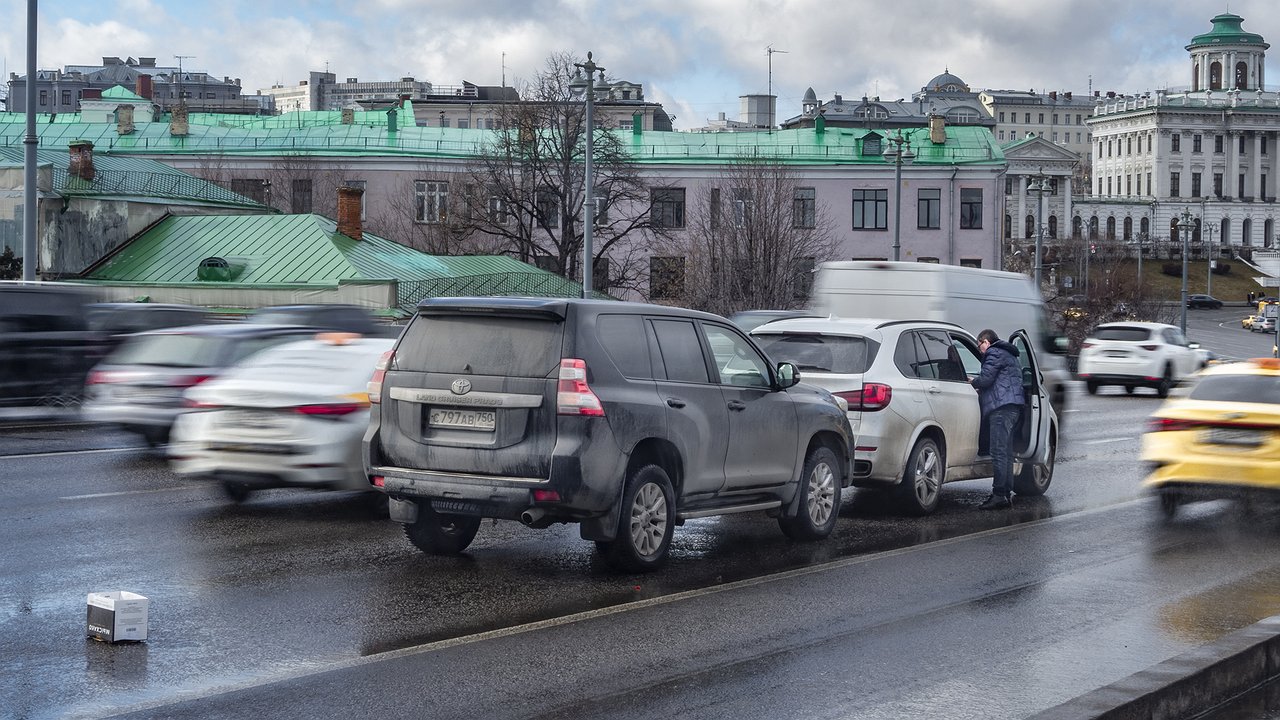 How traffic cops fine drivers for having a van instead of a warning triangle