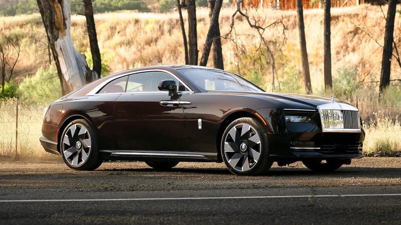 The first electric car from Rolls-Royce went on sale in Russia