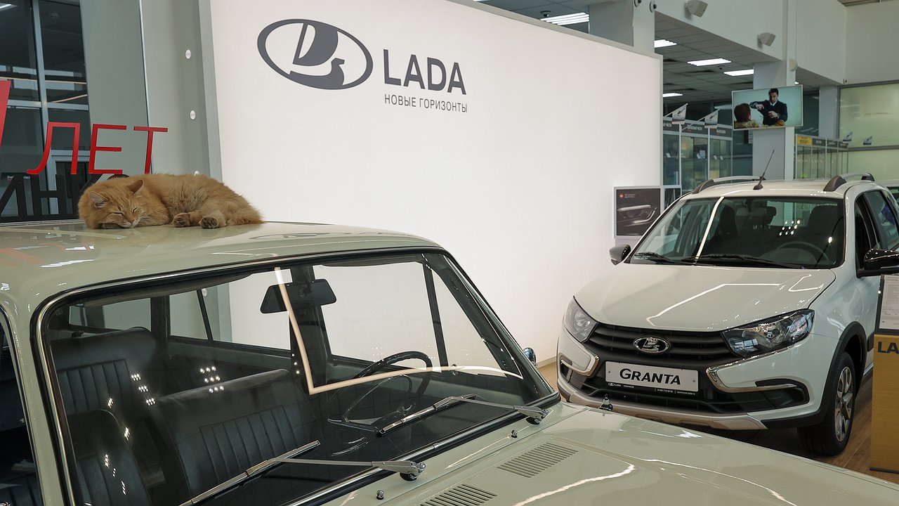 Dealers can limit the surcharge if they sell cars on credit