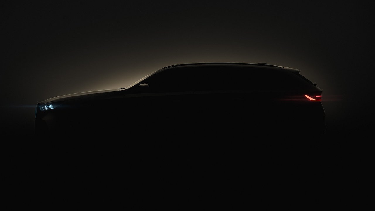 The Bavarians published the first photo of the new BMW 5 Series station wagon