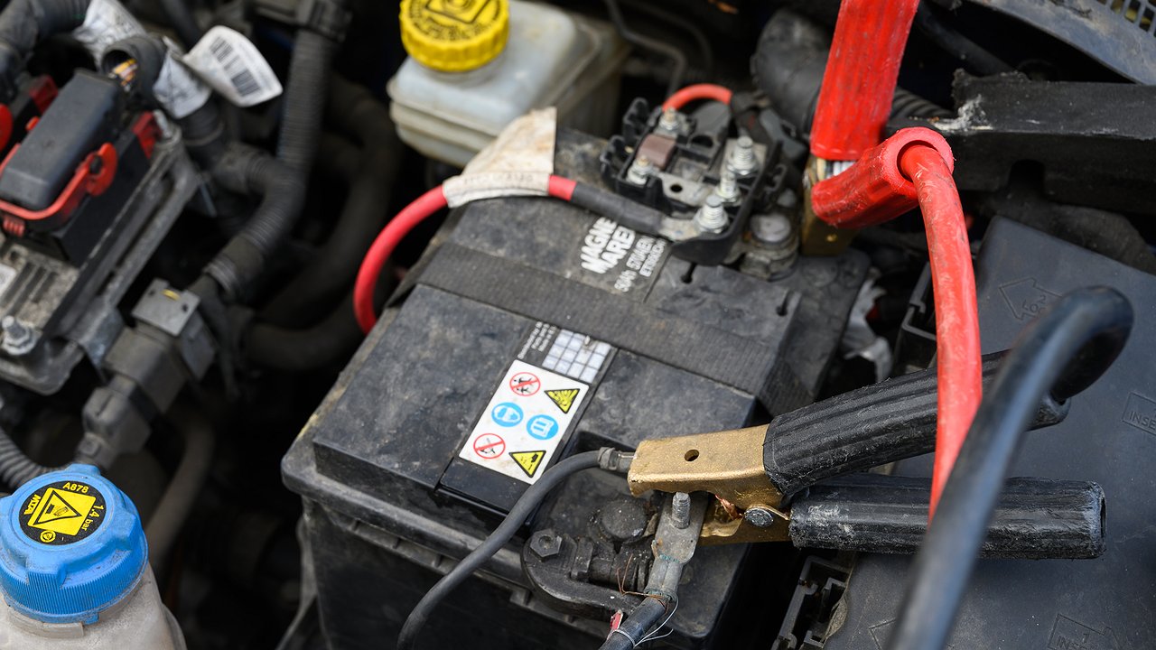 How to use an old battery to ensure your car can start in freezing weather
