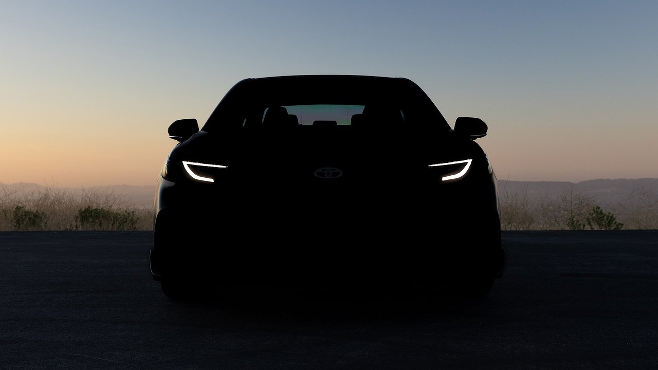 Toyota showed the first photo of the new Camry
