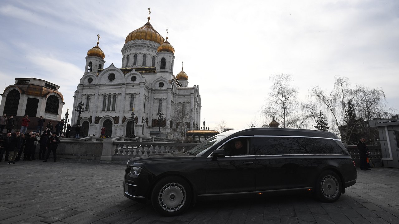 Putin transfers officials to domestic cars.  The Chinese are rubbing their hands