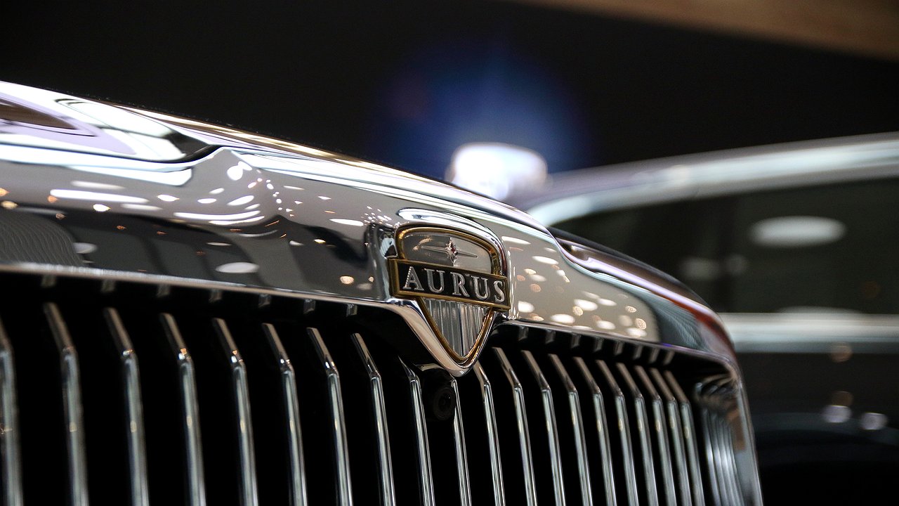 Why, even though Vladimir Putin praises Chinese cars, does he still transfer officials to domestic cars?
