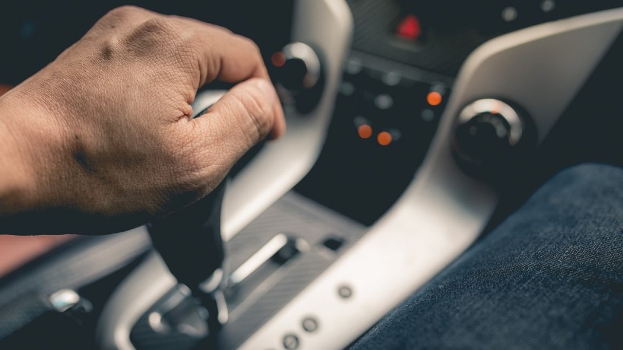 Why is motorcycle braking dangerous: the disadvantages of ‘professional’ driving techniques