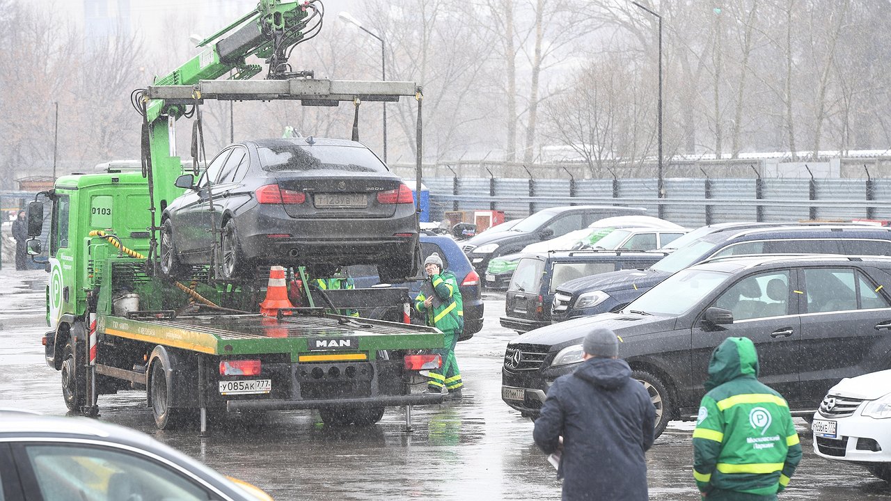 штраф за эвакуацию автомобиля. эвакуатор увозит авто. эвакуация автотранспортом. московский эвакуатор цодд. где эвакуируют.