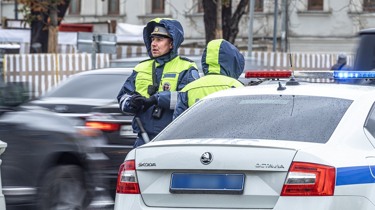 What tricks do traffic police inspectors use when they illegally force drivers to leave the car?