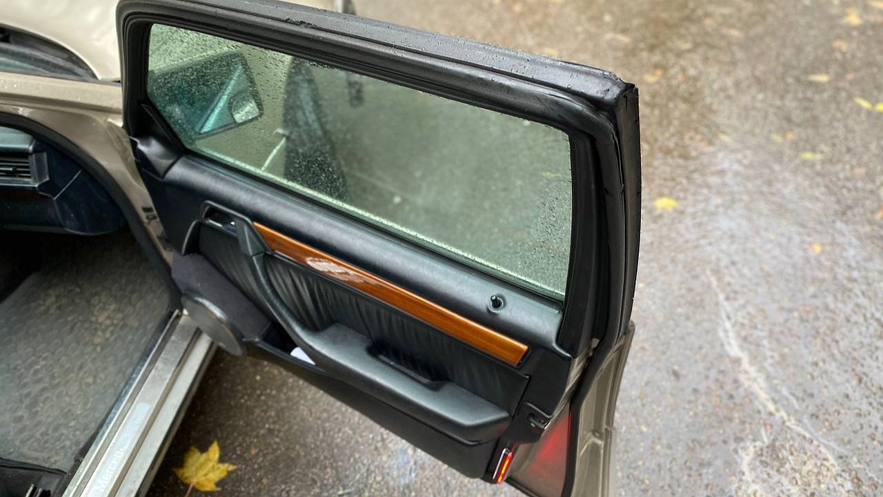 What to do if the car door suddenly no longer closes when it gets cold?
