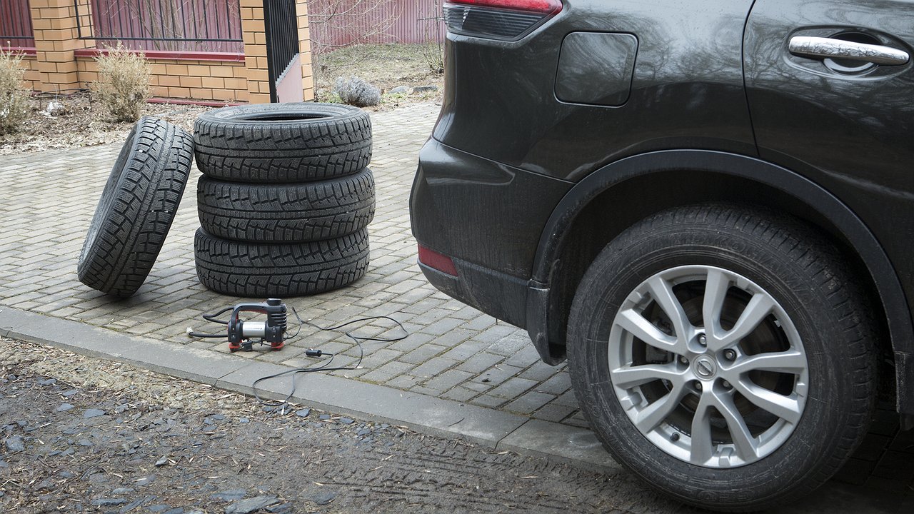 Why is it dangerous to inflate tires to the manufacturer’s recommended pressure in winter?