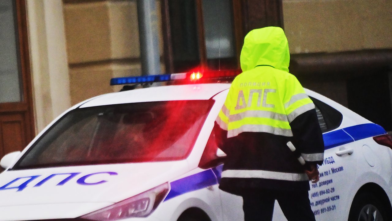 Can a driver ignore the demands of a traffic police inspector without a headdress?