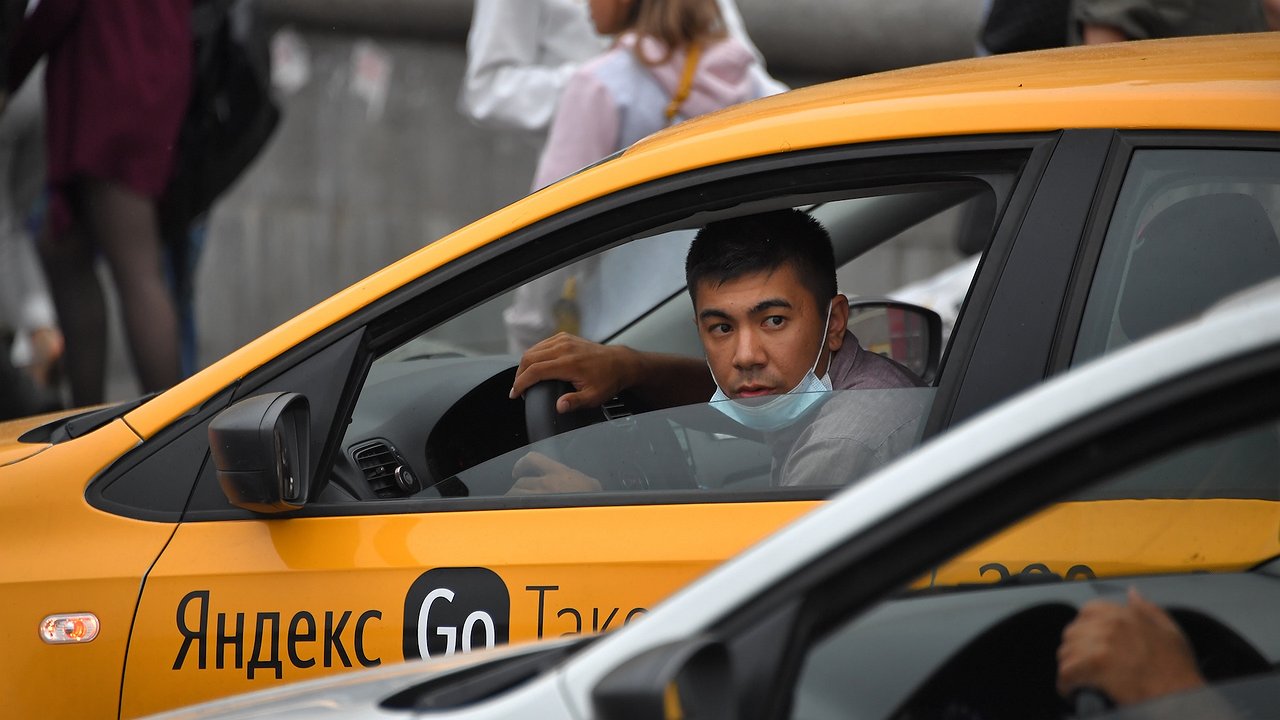 The Ministry of Internal Affairs will ban “illegal immigrants” from buying cars and obtaining Russian “driving licenses”.