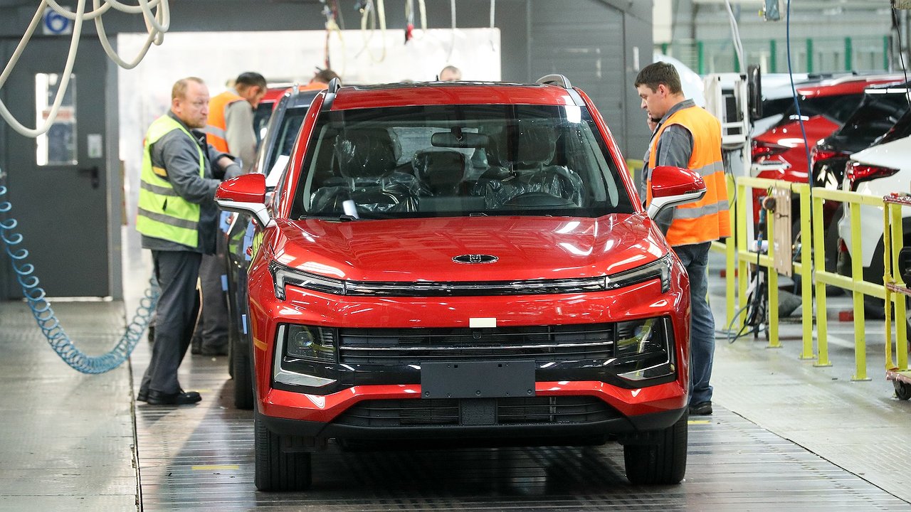 How passenger car production volume in Russia grew and fell under sanctions