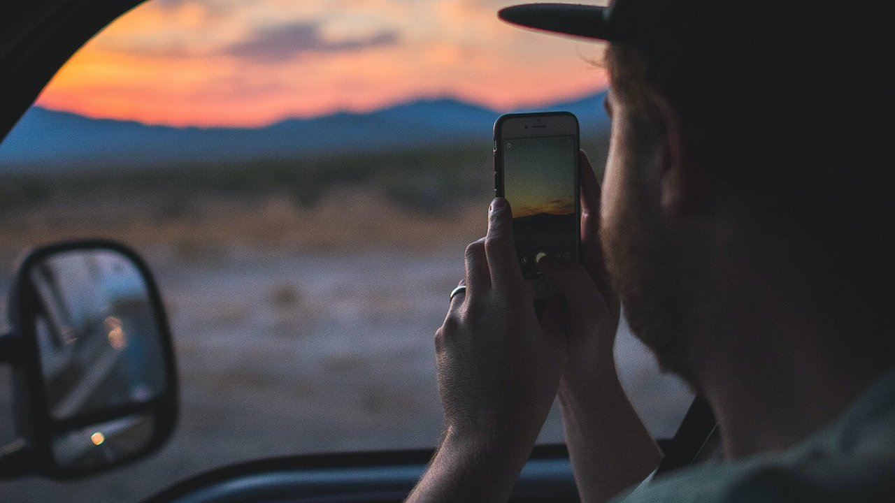 Delegates proposed fining drivers for filming videos while driving