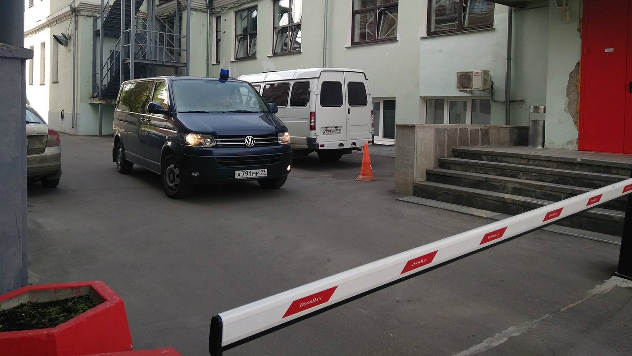 Do security guards in supermarket car parks have the right to check the contents of a car boot?