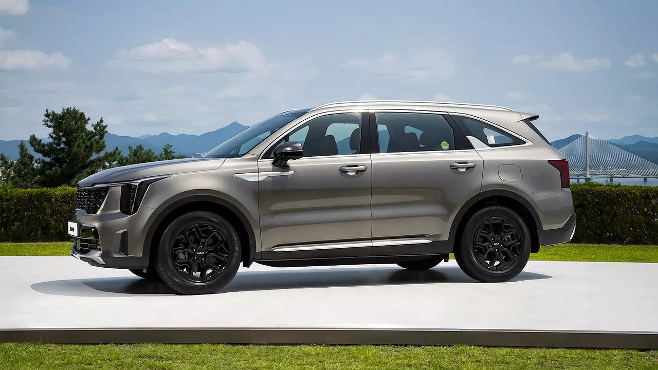 The updated Kia Sorento has arrived in Russia