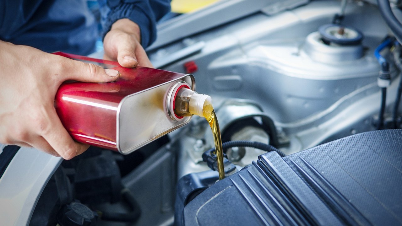 масло автомобильное. зимнее моторное масло. 5 жидкостей в автомобиле. 5 жидкостей в автомобиле. проверка масла в автомобиле.